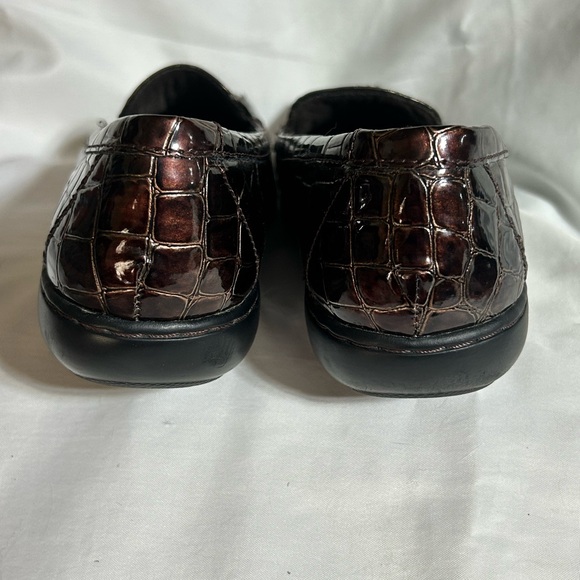 🤎🟤Clarks Collection Dark Brown Patent Crocodile Embossed Loafers Size 7 Wide - Picture 3 of 7